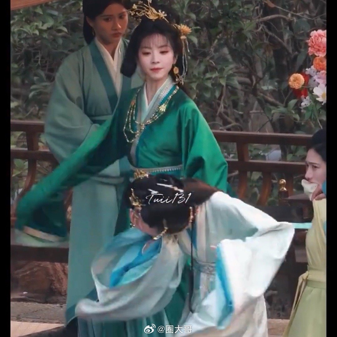 田曦薇嫁金钗恶女对峙戏路透天惹，想到让田曦薇演恶女的是天才吧！田曦薇在电视剧《逐