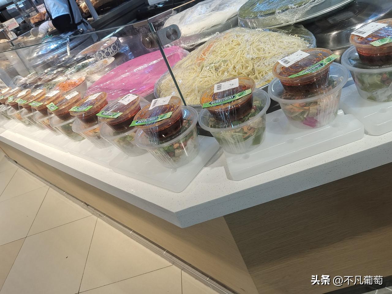 每天都做好多的凉皮，很好吃哦，看着这么多的美食，都不想走[捂脸]