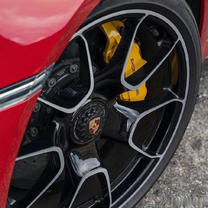 新保时捷911 Turbo S，以雷霆之势，诠释速度与激情的完美融合。每一次加速