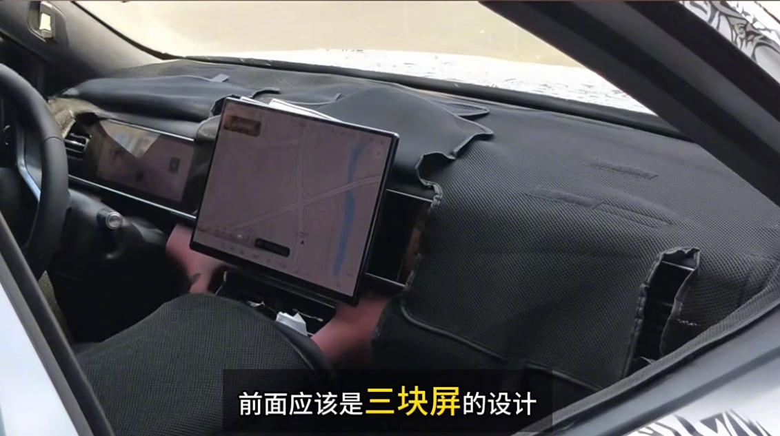 小小改动，两个圆形杯架和问界M8一样，还把挡把换成怀挡，也跟M8看齐了，花“小钱