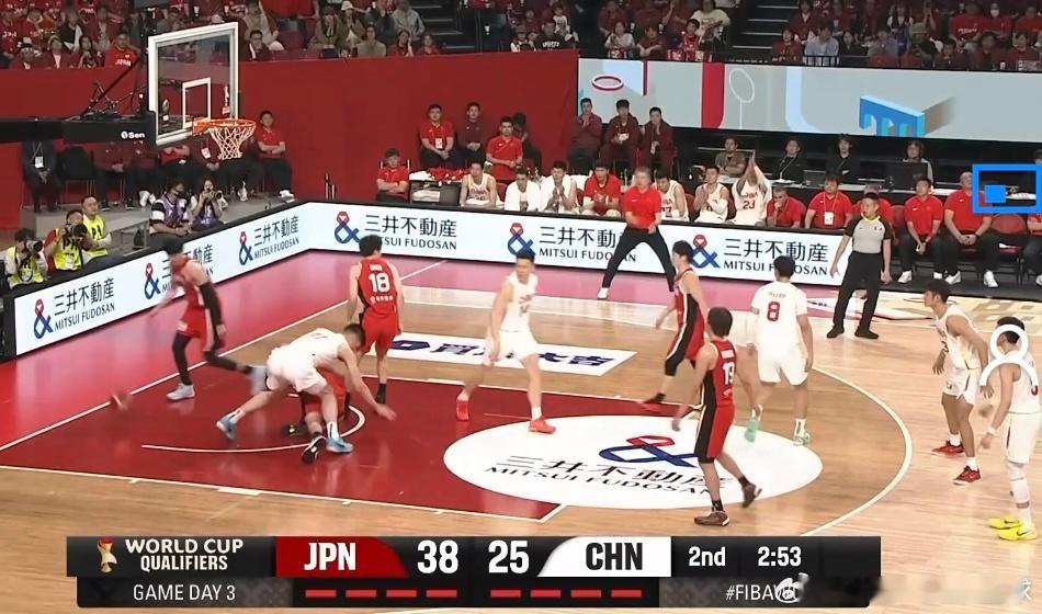 半场崩盘！中国男篮33-47落后日本14分，攻防全面失守！世预赛关键战，中国男篮