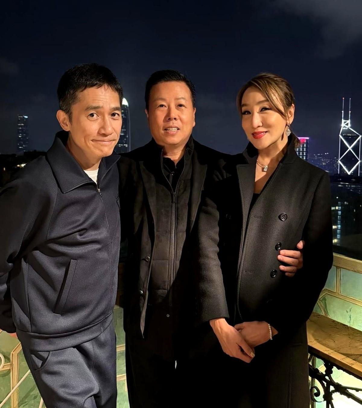 梁朝伟又躲角落了！
刘嘉玲却踩着大红皮裤，像一团火。
旁边站着她妈，苏州才女王馥