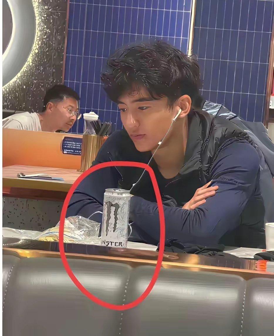 谢霆锋儿子喝的是什么饮料？看着是进口款，居然还能插耳机听歌，有钱人的生活真好 