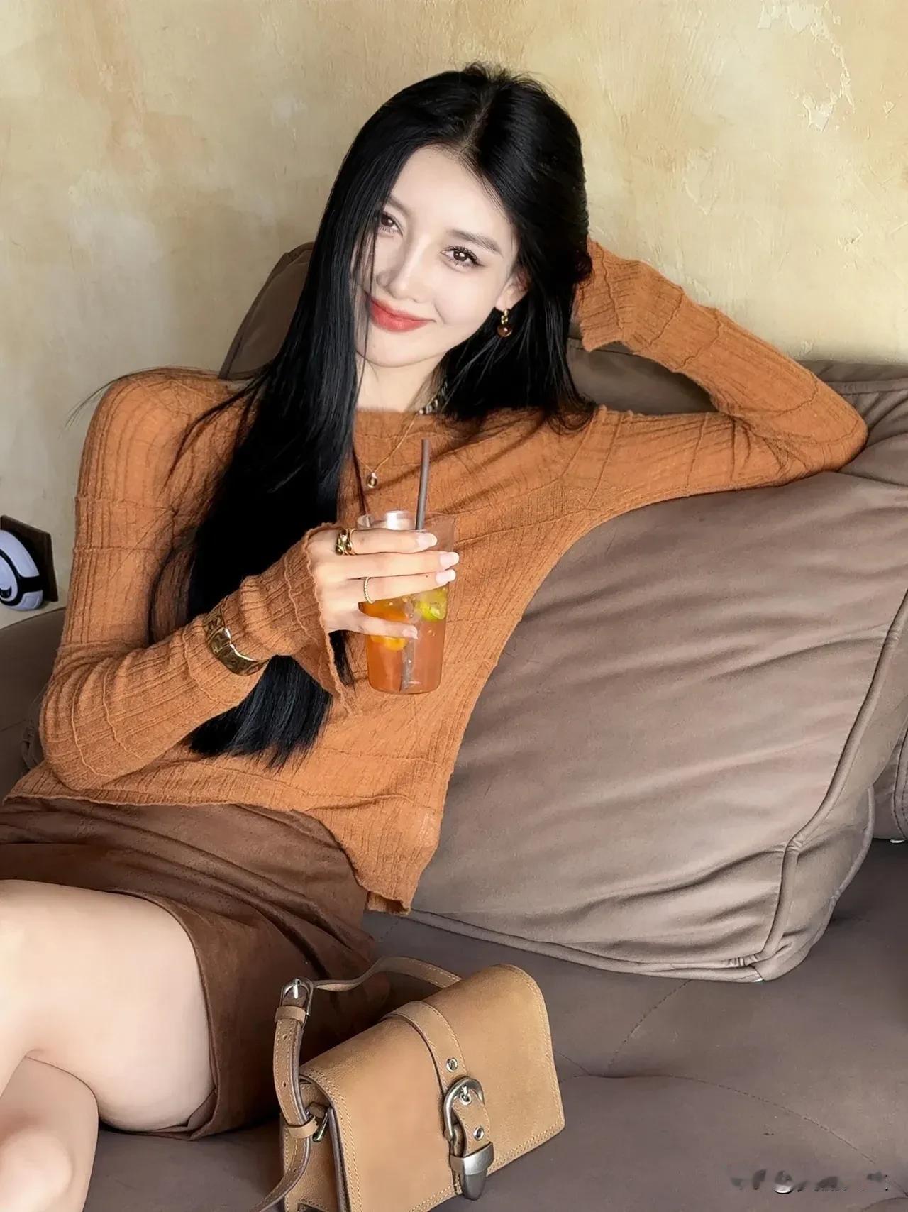 红门灰墙，老街旧巷，像是被岁月熏黄的竹简，每一道门楣的雕花、每一块砖缝的裂纹，都