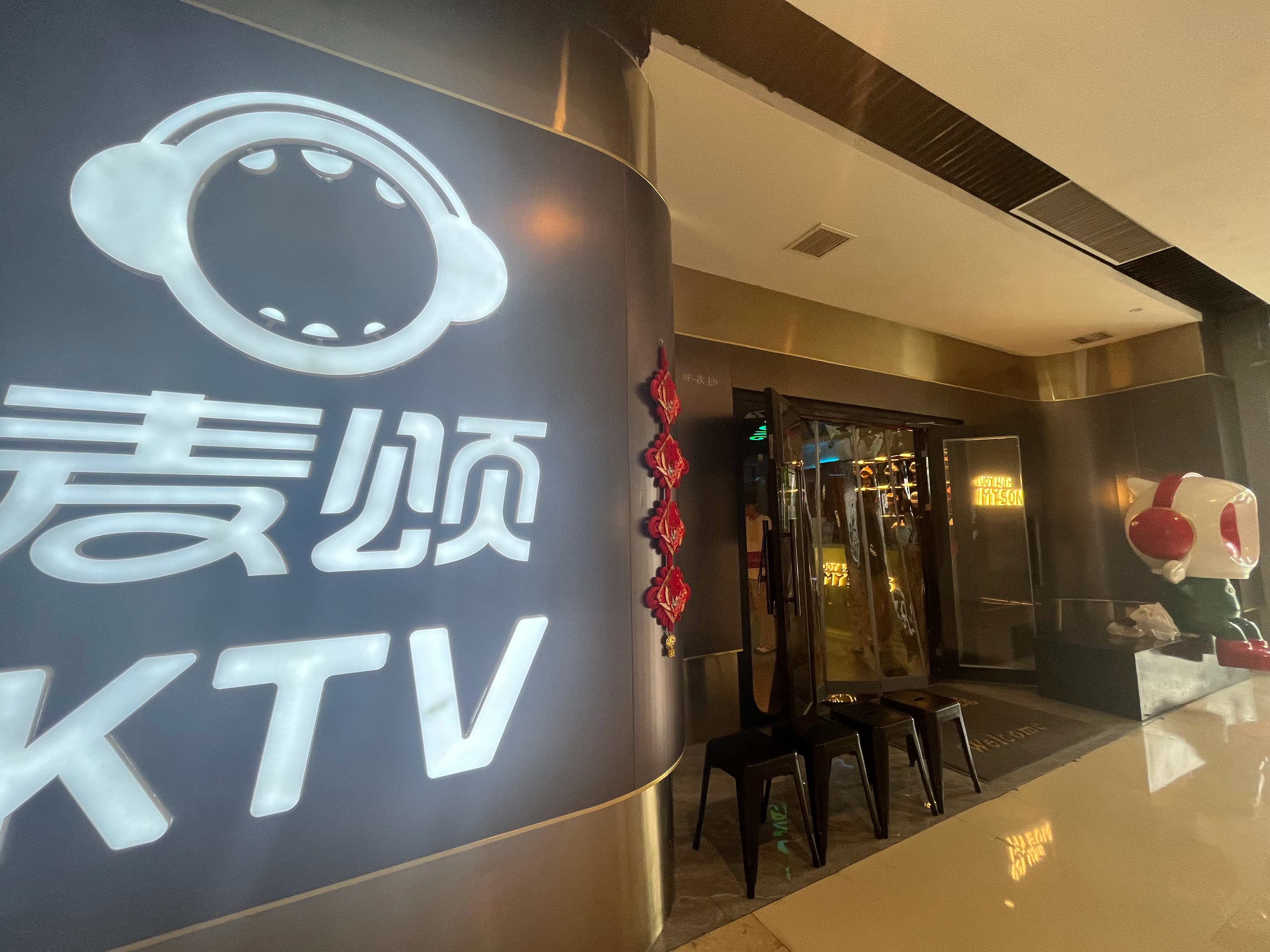 发现很多KTV都没有MV了确实是那些画面中的AI人长的都差不多而且男的都像肖战 