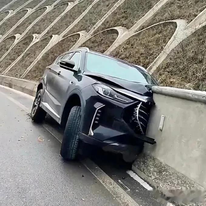 说他是老手吧，他把车开成这样，说他是新手吧，他能把车开成这样。
所以这到底是个什