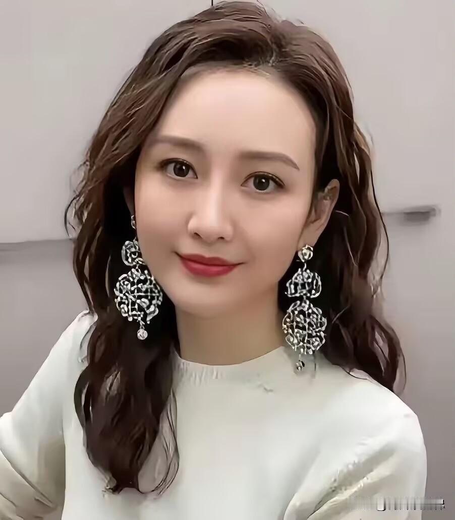 我发现比张碧晨更厉害的女人出现了。她就是王鸥，张碧晨还说了男方是谁，王鸥是直接官