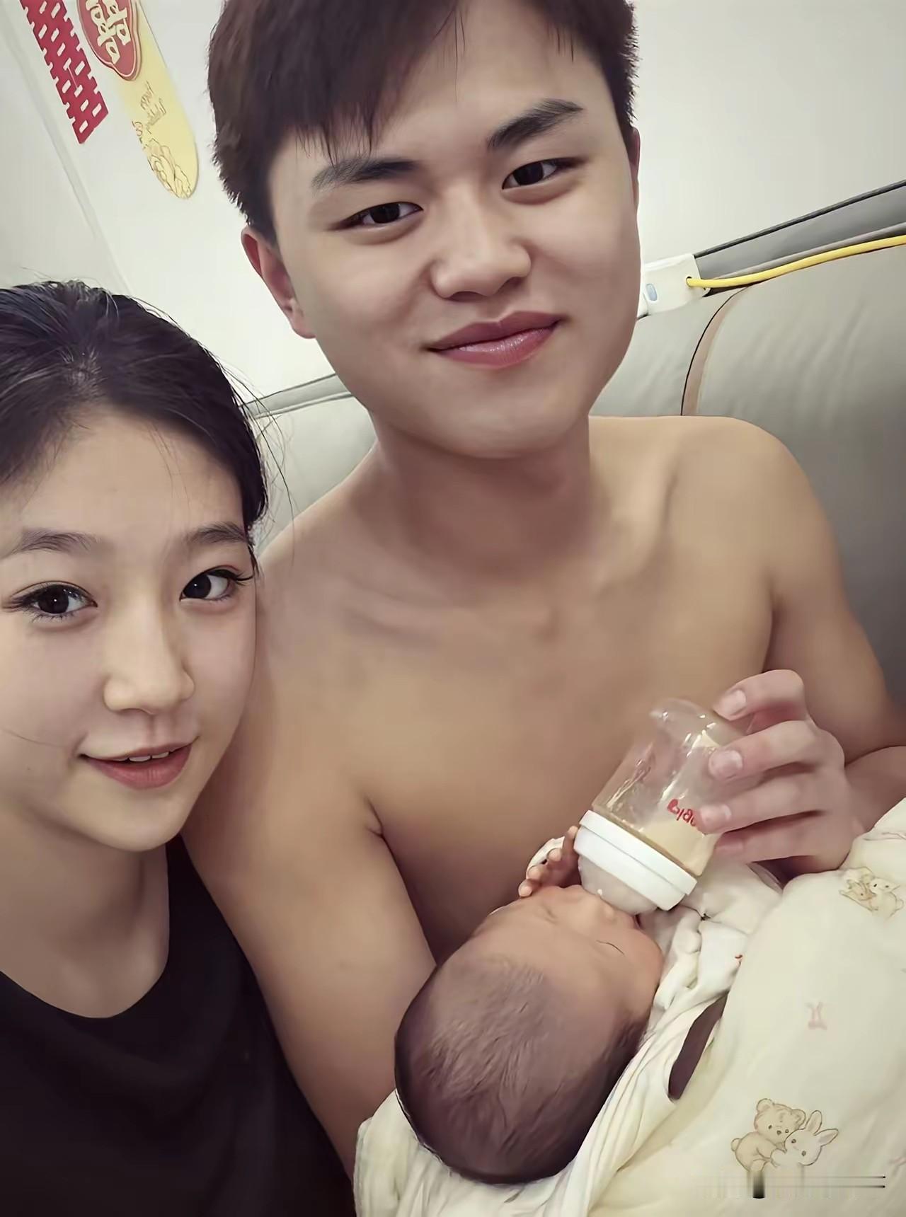 不怪小伙子一脸幸福，换谁谁不是？