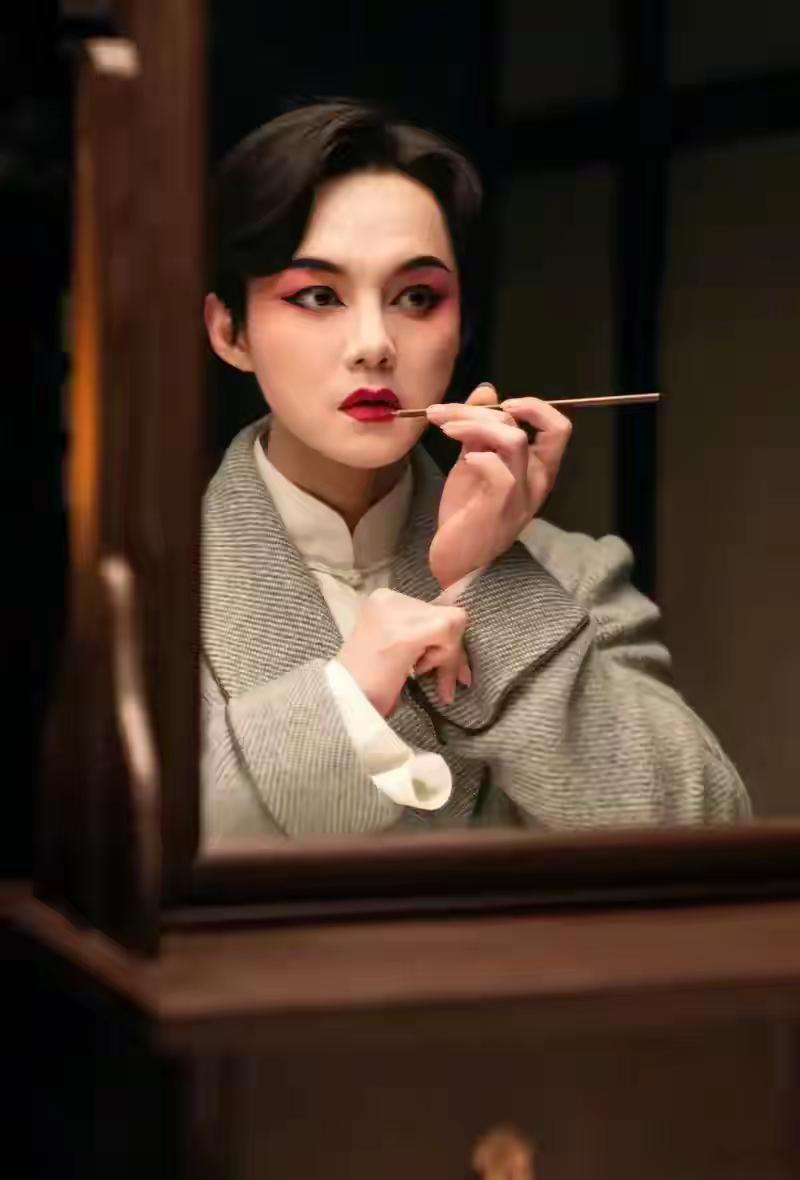 我问老公，为什么陈佩斯要找尹正来演“霸王”？他又不是专业唱戏曲出身的。老公却让我