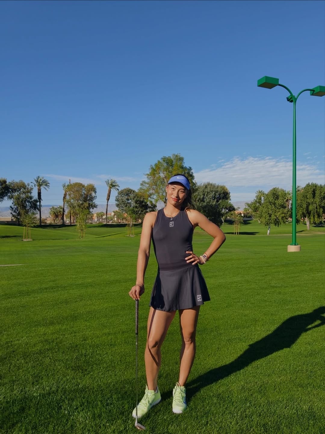 郑钦文秀出了今年阳光双赛的战袍，蓝、黄、黑配色，大家喜欢哪款？👗🎾郑钦文展示