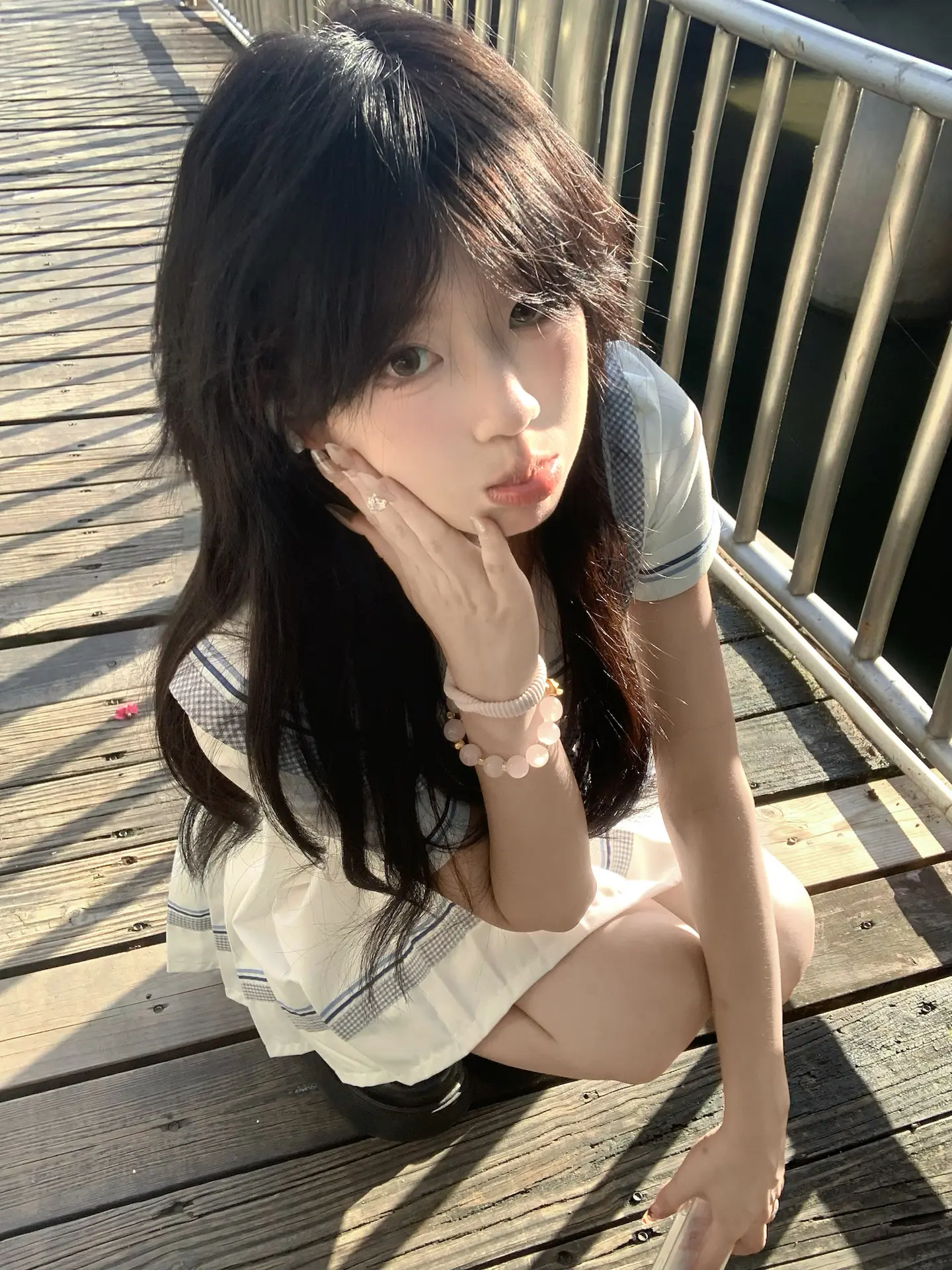 你的笑总是装作很天真。