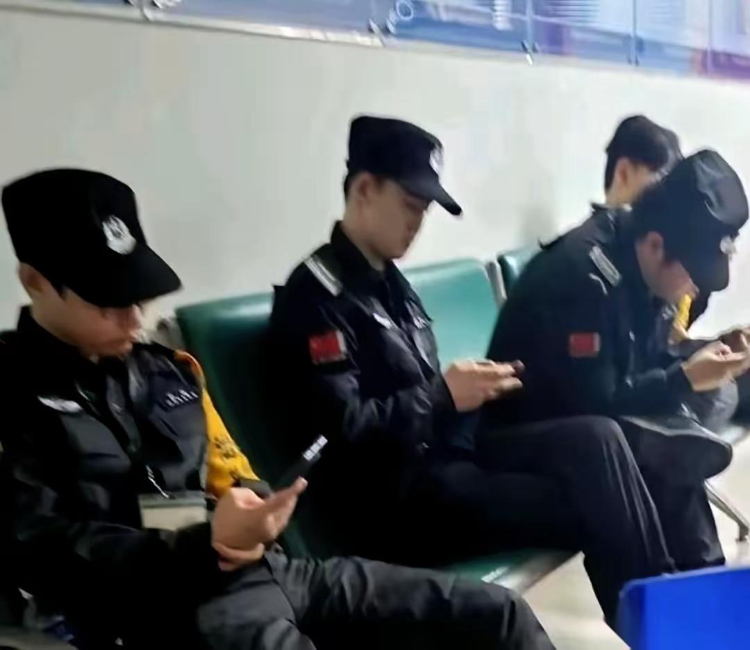 保安里的年轻人！
不是说对年轻人从事保安岗位有偏见，但内心里总是有些说不出的感觉