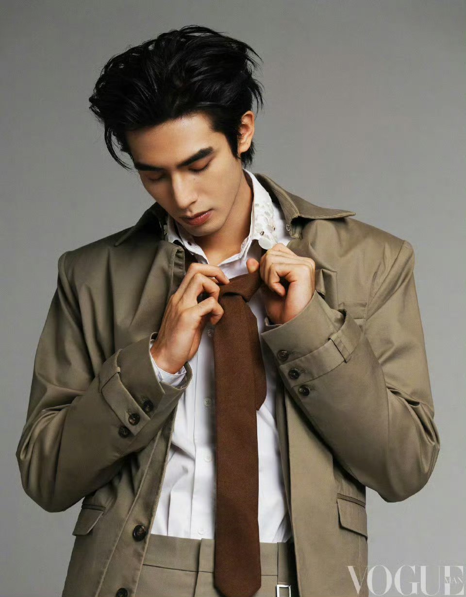 VOGUEMAN宋威龙三月刊封面宋威龙男人中的男人宋威龙没有不露额头的义务！ 