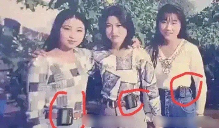 1995年夏天，深圳，三位年轻美女的一张合影。

她们的颜值都非常高，打扮也很时