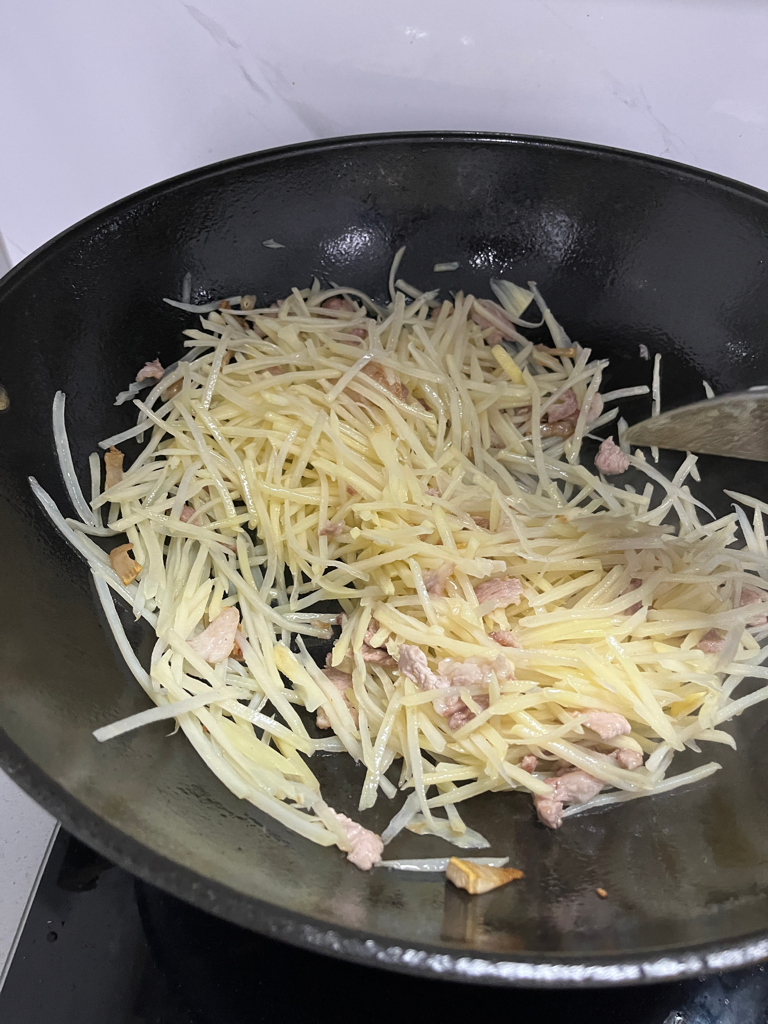 昨晚上门做饭菜单：可乐鸡翅，土豆丝炒肉，香煎红杉鱼。可乐鸡翅第一次做，因为我不吃