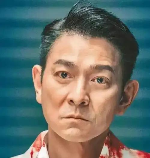 周星驰和刘德华在电影圈那都是相当有分量的人物，很难直接说谁的地位更高。
周星驰靠