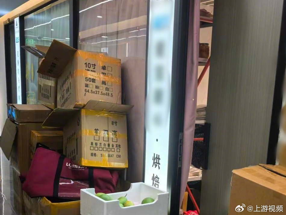 【#3人P假证注册数十家幽灵外卖店#】#上海警方查获外卖店涉假证件千余份#今日，