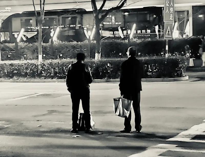 江苏无锡的钱先生真是有够冤的。今年8月25日，他开车觉得无聊，叼了支牙线棒，结果