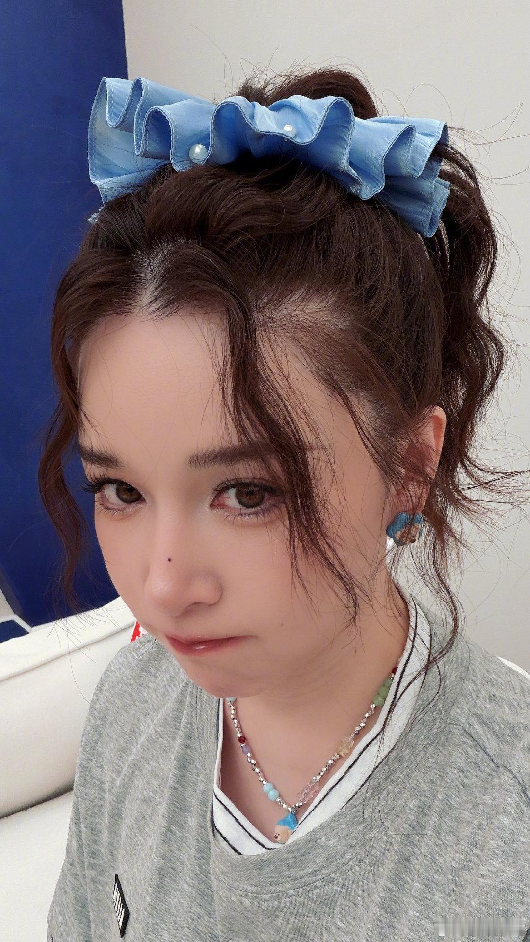 阚清子吃汉堡发现皮装反了 阚清子吃货的崩溃瞬间被阚清子的吃货日常圈粉，吃双层汉堡