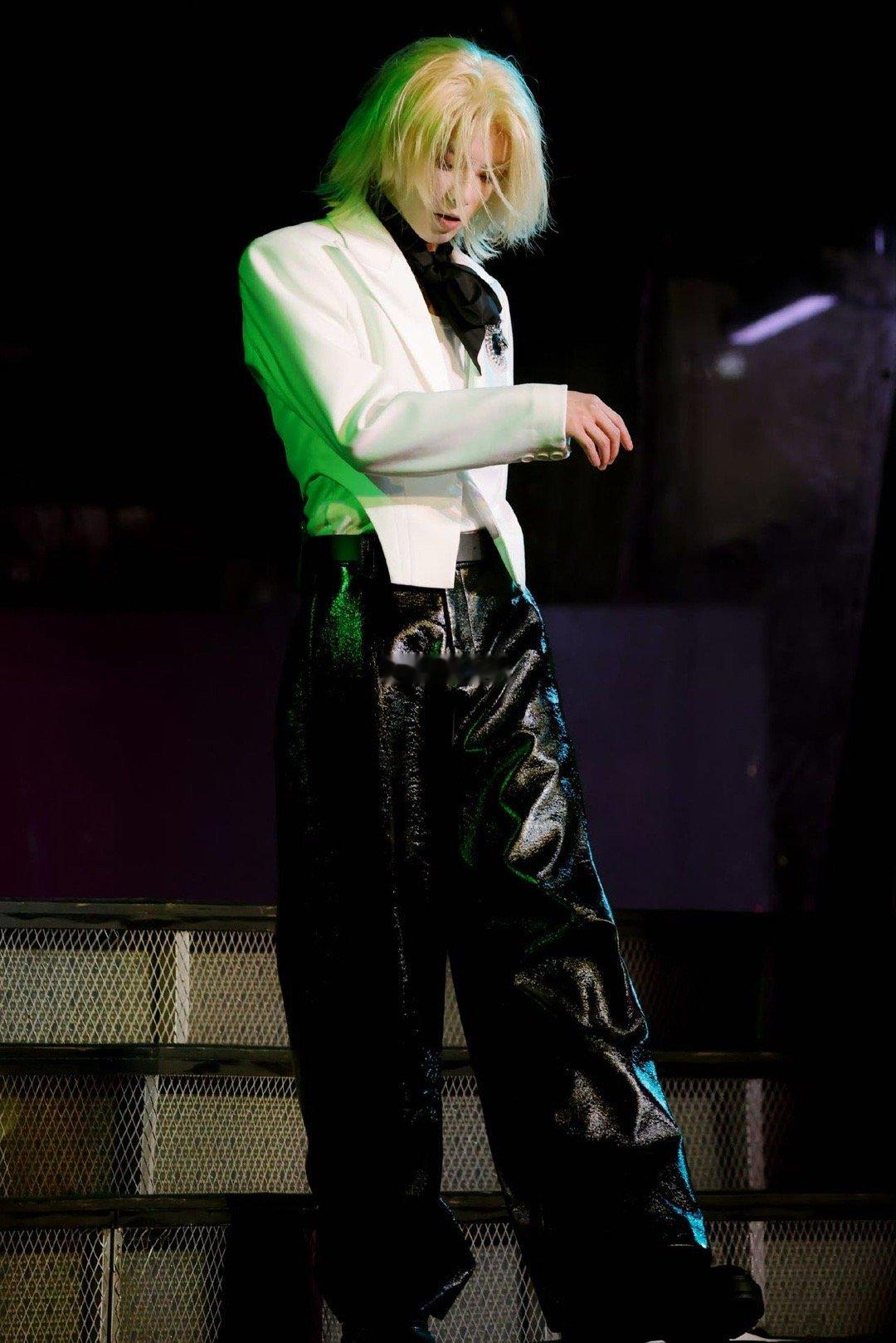 华晨宇 迷完这边迷那边 华晨宇海口演唱会太震撼了！红衣一出谁与争锋，舞台表现力直