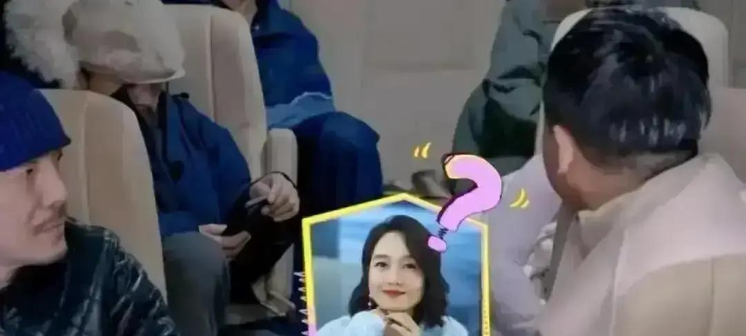 周一围在丽江被偶遇，朱丹直播道歉，这事儿听着就荒唐。
演员在片场戴耳机听回放，这