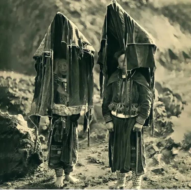 100多年前的苗族老照片，有谁知道这个服饰是干嘛的，为什么架那么高?