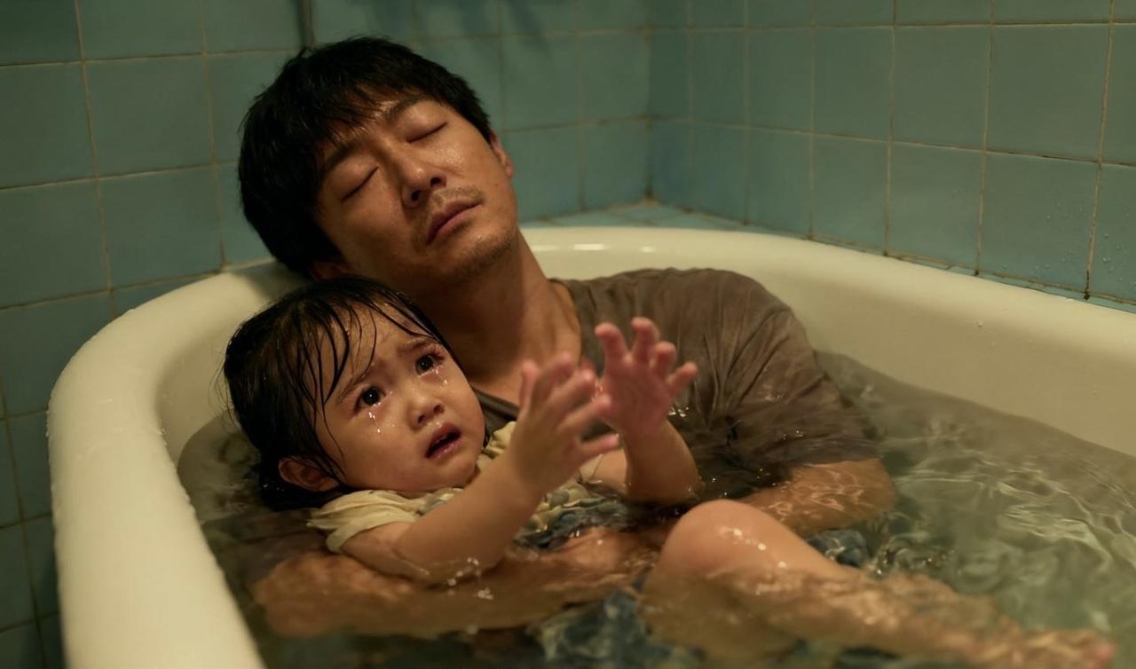 太荒唐了
一男子抱着女儿泡澡不慎睡着
导致女儿溺亡，是故意谋杀？两个孩子之间的年