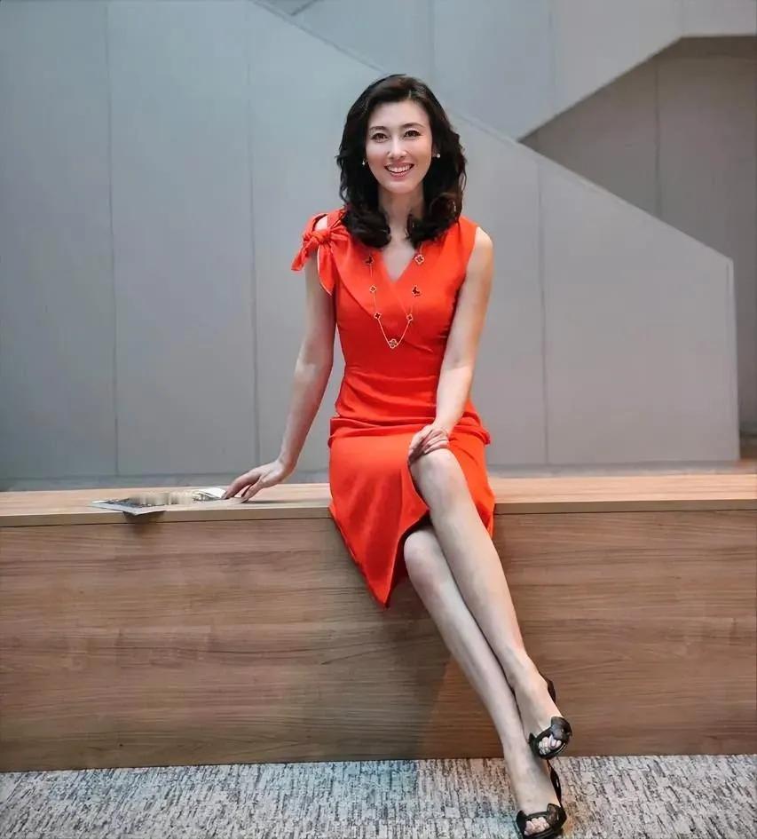 如果不是做主持人的话，她这样优越的外形条件，应该在娱乐圈也是很出挑的吧？

身材