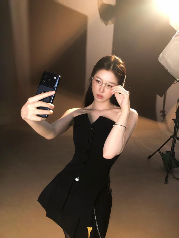 虞书欣高智熟女风造型虞书欣高智熟女风大胆突破固有印象，舍弃甜美元素，走简约智性路