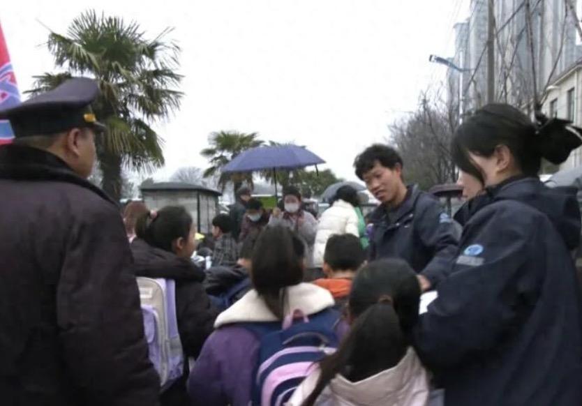 我没听错吧，物业既帮业主接孩子，又给业主提供就业岗位！
这家神仙物业公司是在漯河