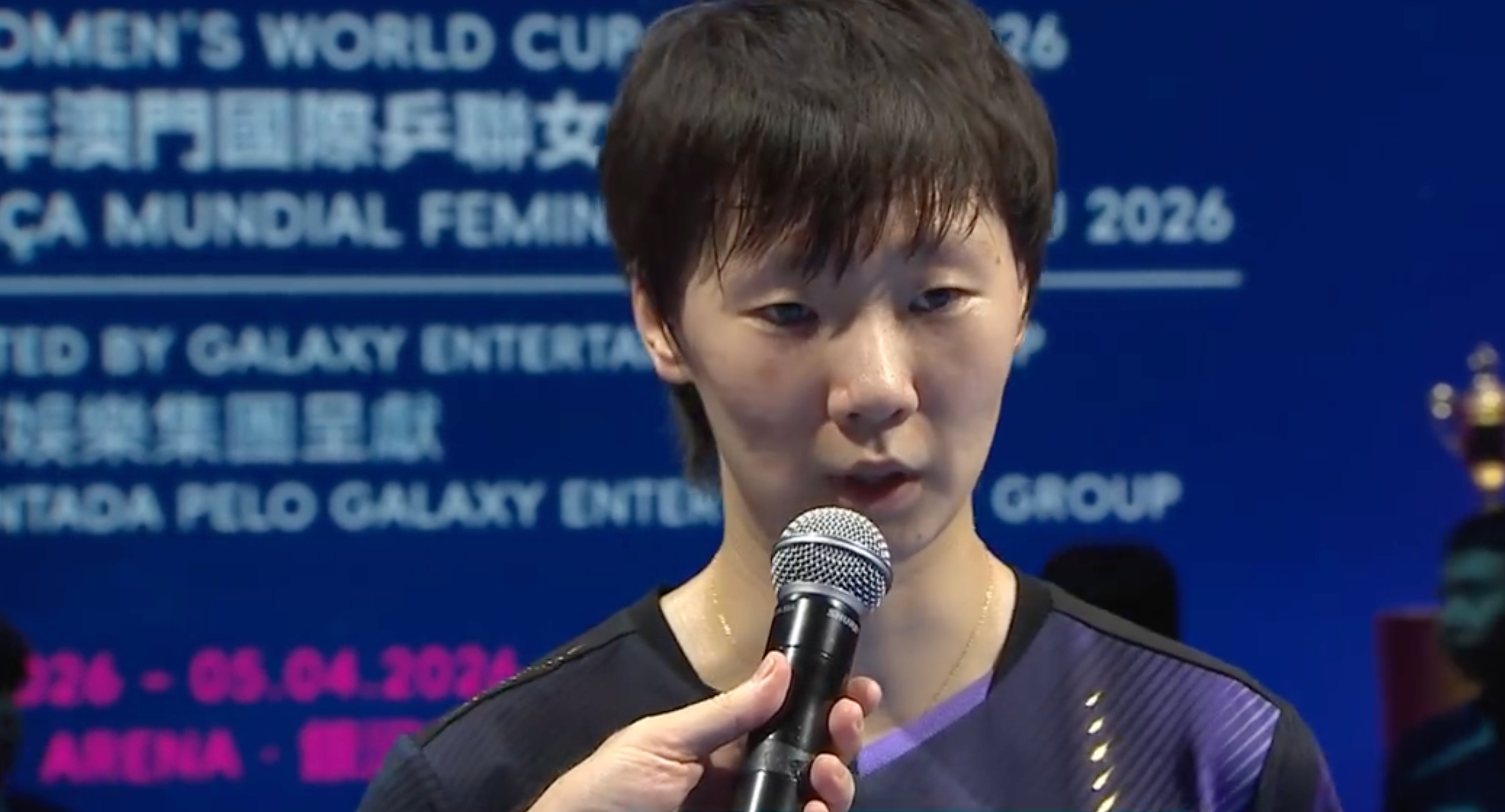 王曼昱回应决赛会师孙颖莎 王曼昱晋级决赛后在场边接受了采访，展望了和队友孙颖莎的