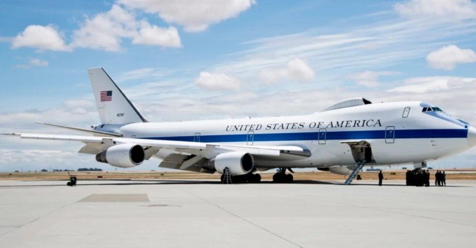 凤凰新闻【美军“末日飞机”罕见现身洛杉矶机场】近日，一架被称为“末日飞机”的神秘