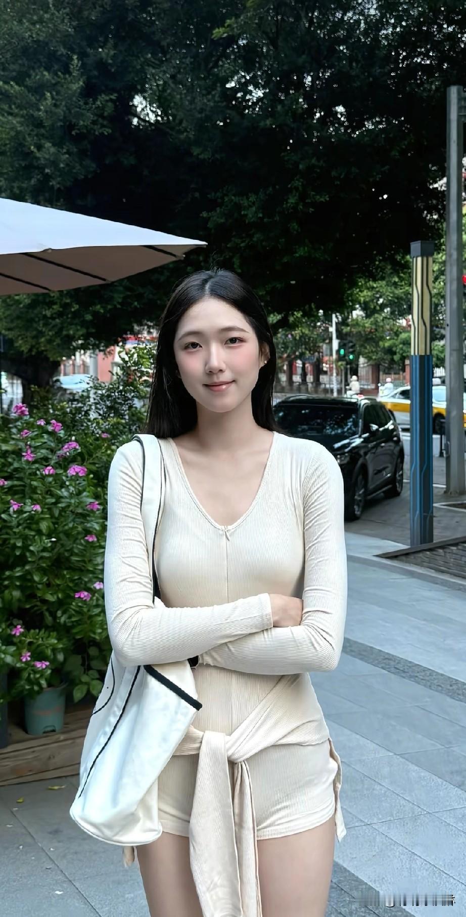 清新米色套装，搭配白色手提包，简约又时尚！