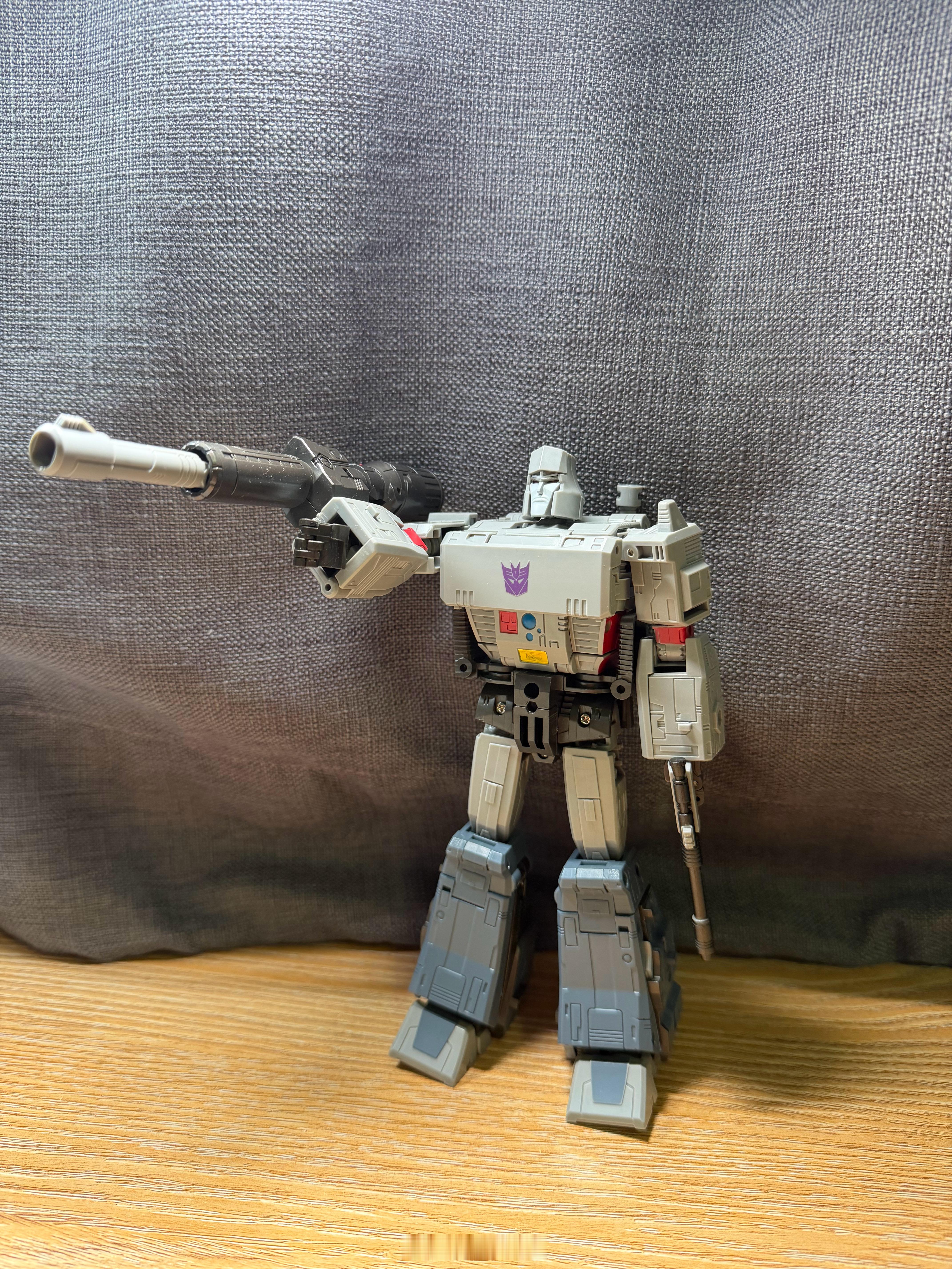 帅啊！50块钱，值了这款威震天还原度非常高，虽然变形比较费劲，不过我就把它当桌搭