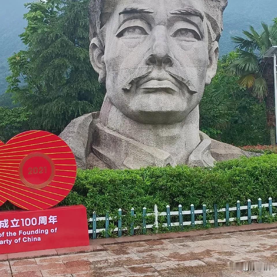 当年方志敏烈士率领的北上抗日先遣队，就是在我的家乡怀玉山被国民党打散的，只有参谋