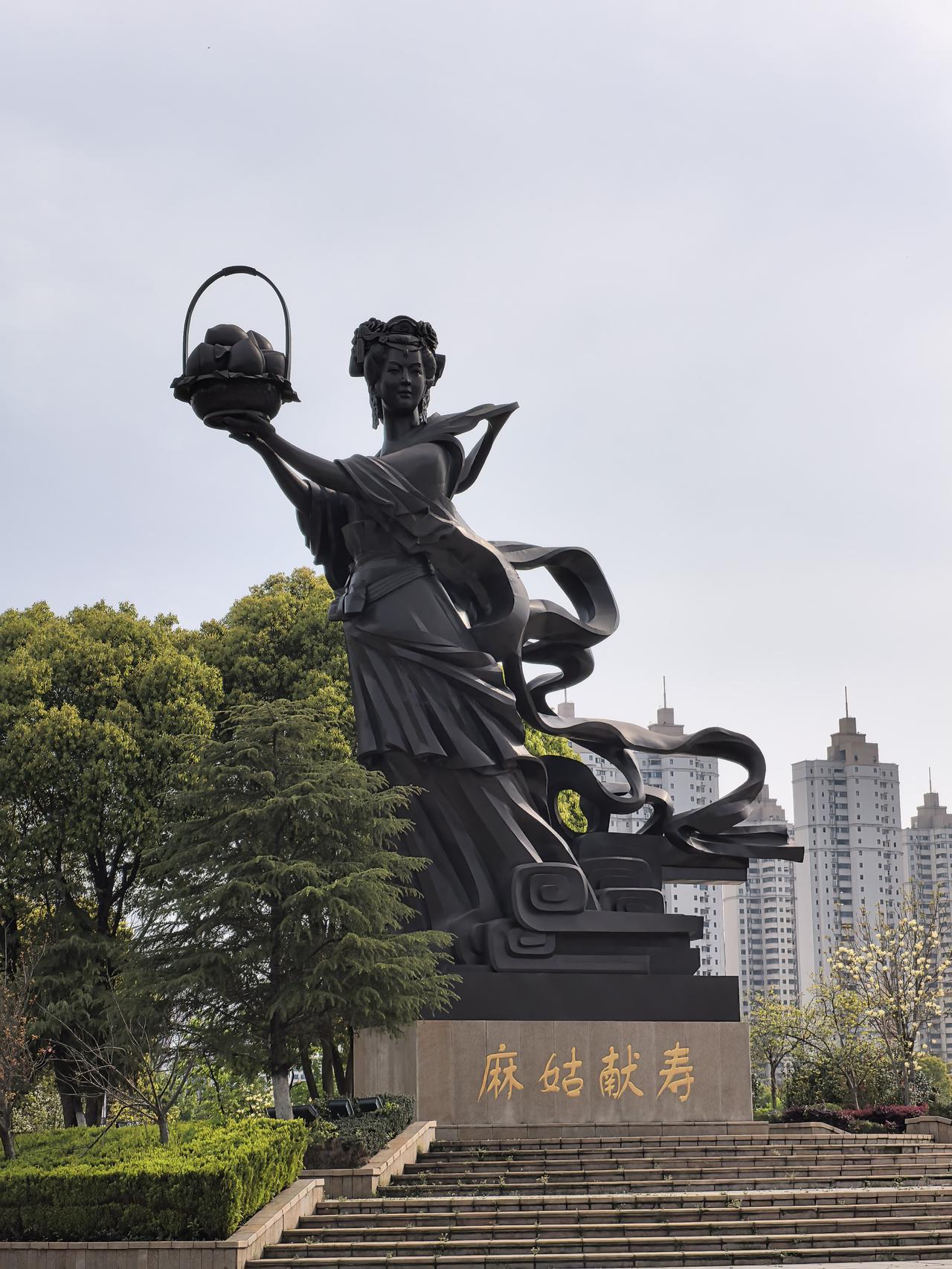 在抚州，
逛了文昌里。
溜达了具庆巷美食街。
还逛了硕果时代和万达广场。