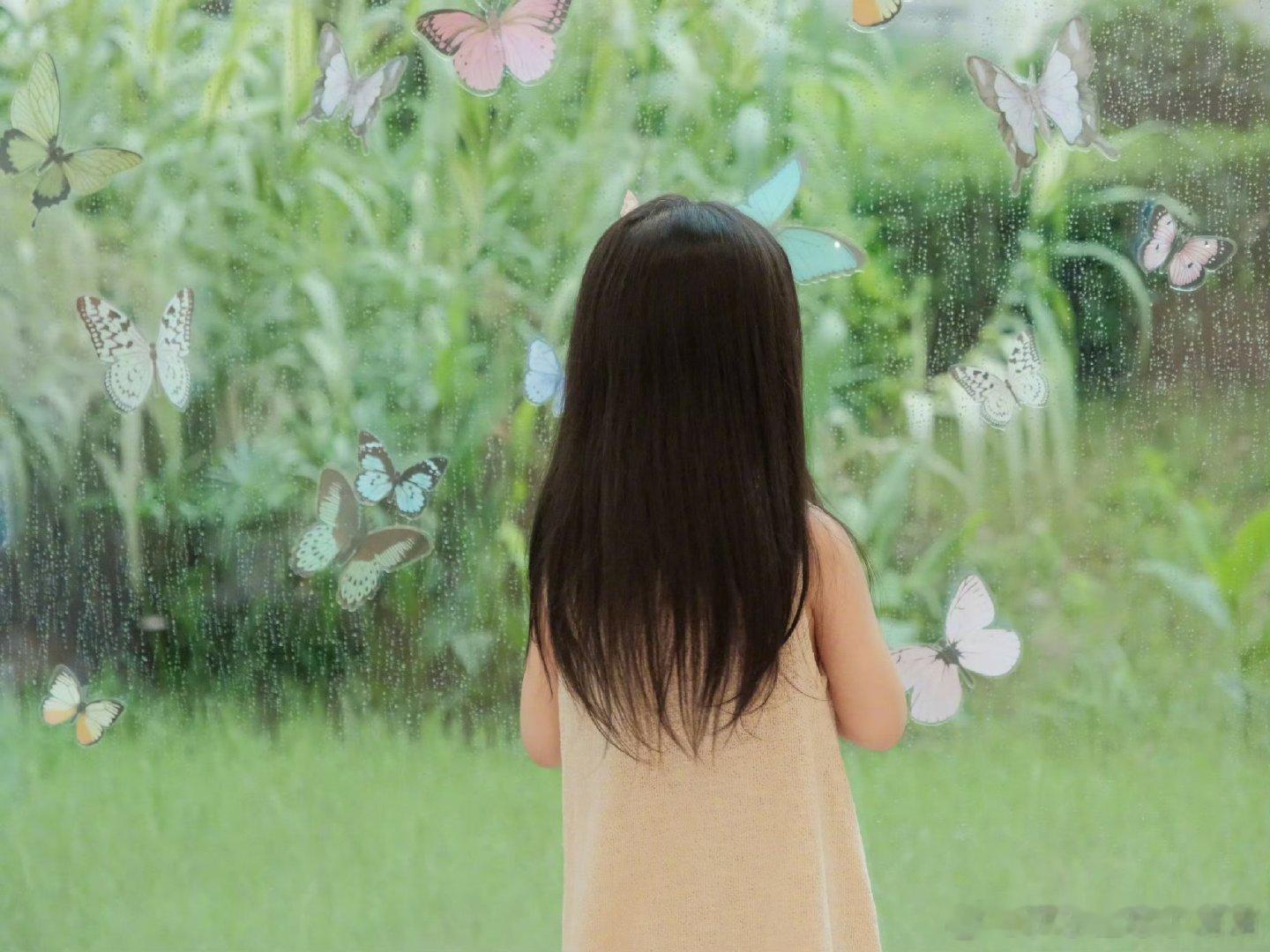 杨子姗晒一家三口居家日常杨子姗晒出的家庭照片里，3岁女儿