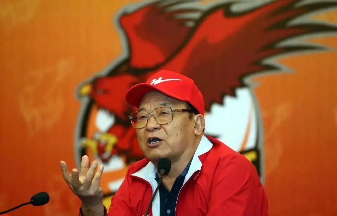 1月3日，百年鞋企双星名人84岁创始人汪海宣布与儿子，儿媳断绝关系！他说儿子儿媳