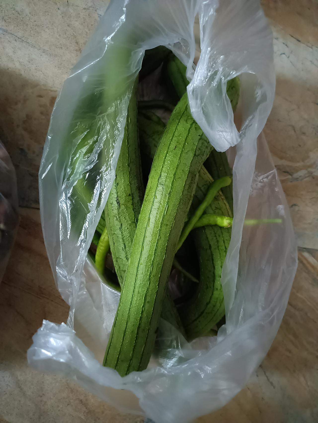 今天从老家回到自己的小家，走的时候妈妈让我带上刚挖的新鲜红薯，还有细粉条，今年才