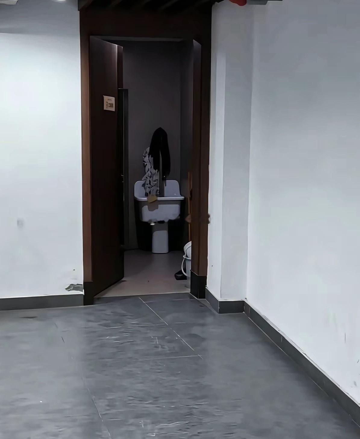 当我晚上起来，看到这一幕