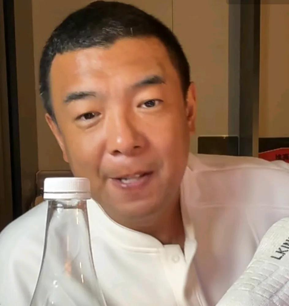 徐亮在直播间爆了一个料。
他表示，其实足球圈内的人，董路看得上比较尊重的或者关系