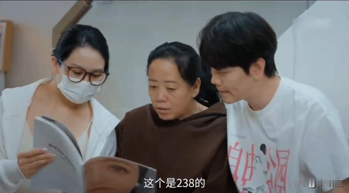 百万网红带妈接200块睫毛，妈妈一句话戳哭全网！
 
百万粉丝的网红王梓陌带妈接