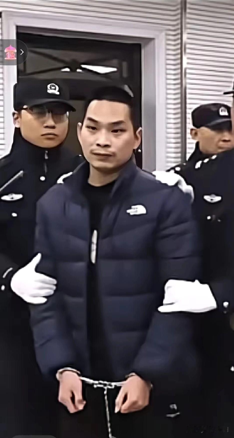 难以置信！发小杀害妻儿一家仨口！

被害人丈夫梁某某和被告人崔某某是一起长大的发