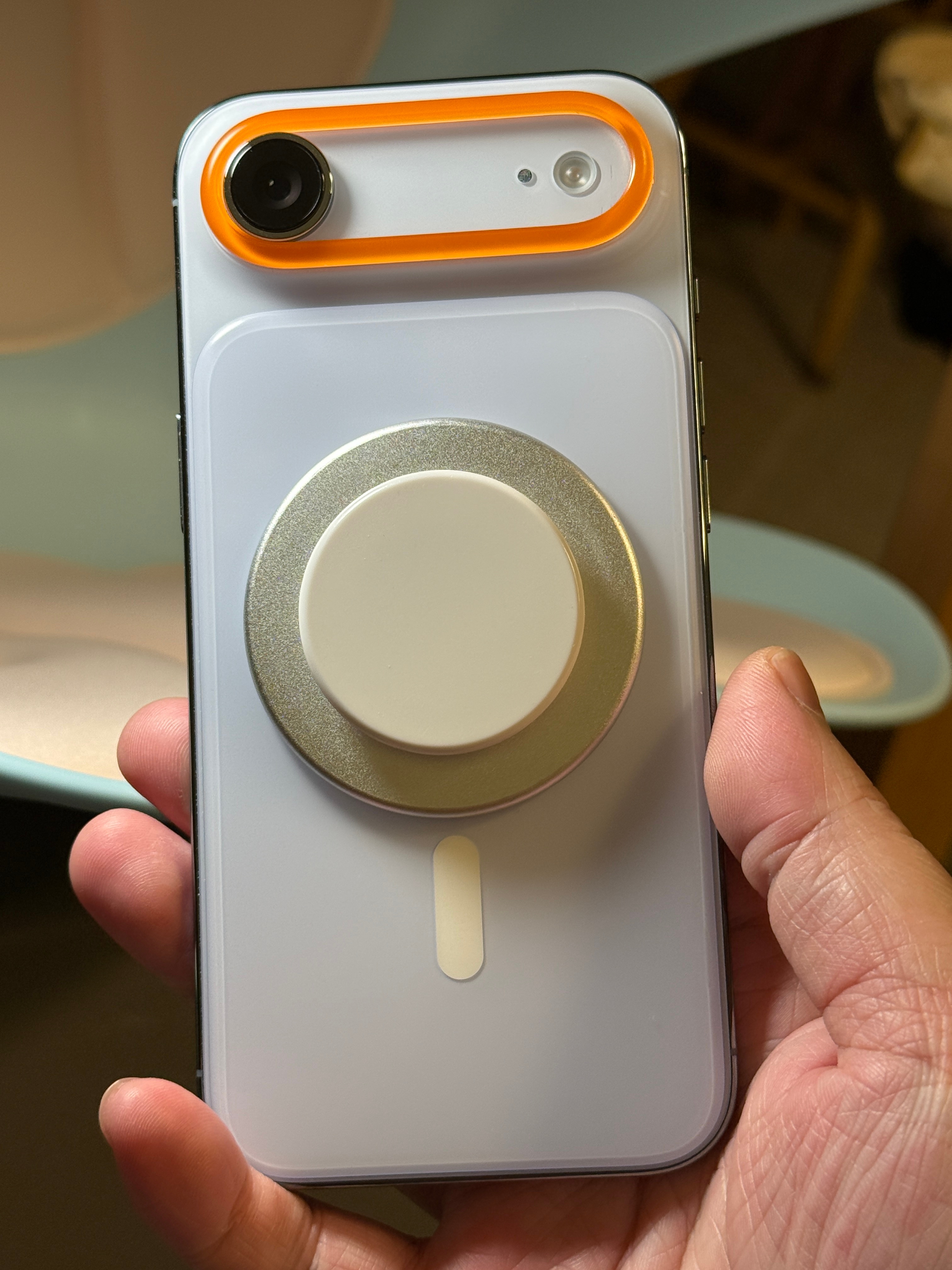 iPhoneAir 半裸机也用了几天了，这个亮面钛裸机用起来滑溜溜的，还是得搭配