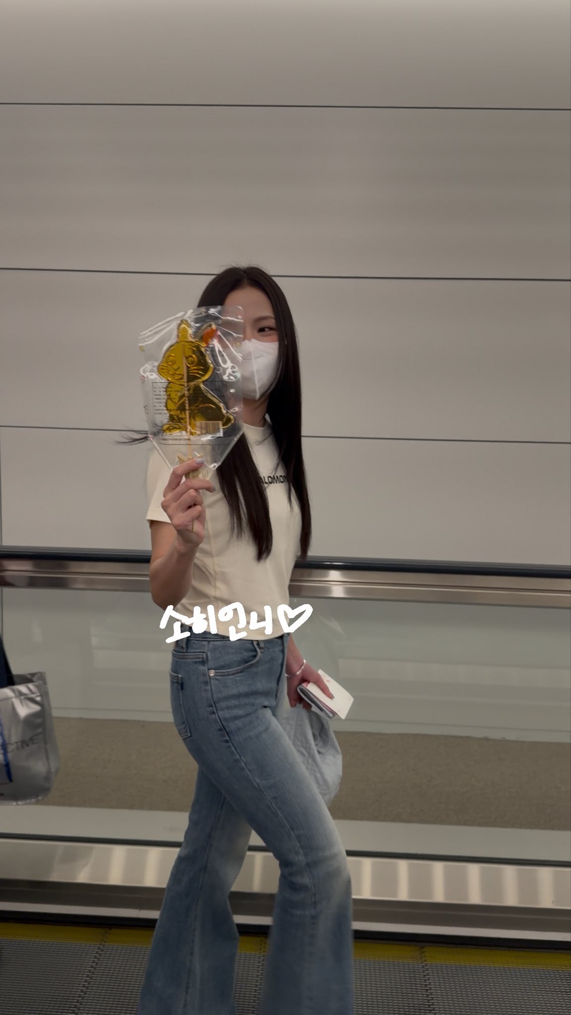 粉丝送给智秀的兔子糖人🐰哇好有心的礼物！Cr.logo 
