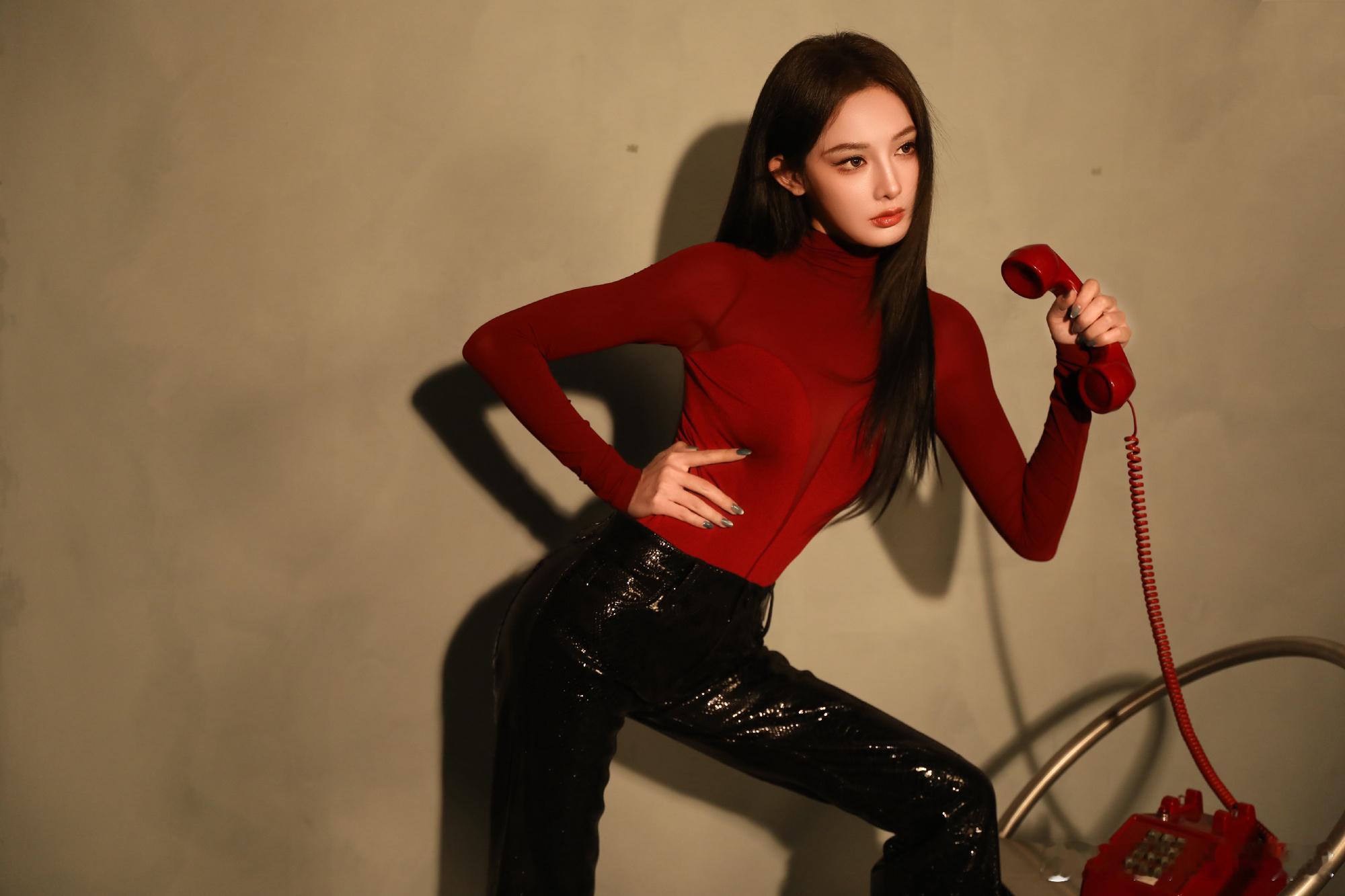 彭小苒这腰这腿这脸红黑拼接旗袍衬得肌肤胜雪，利落的剪裁完美展现了她优越的腰臀曲线