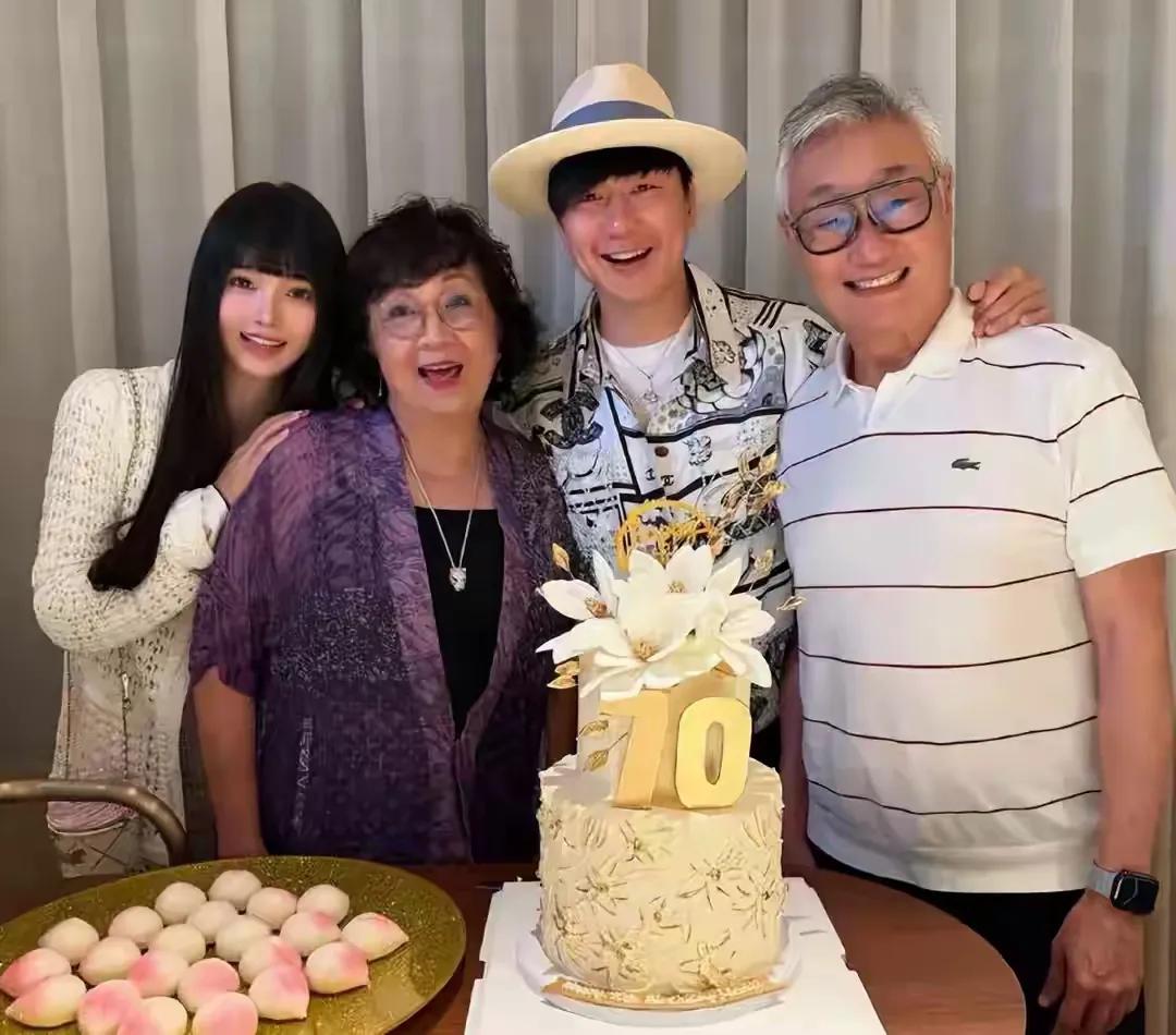 确定了
44岁林俊杰对网红七七是生理上的喜欢
23岁的七七给中国小女孩们打样了