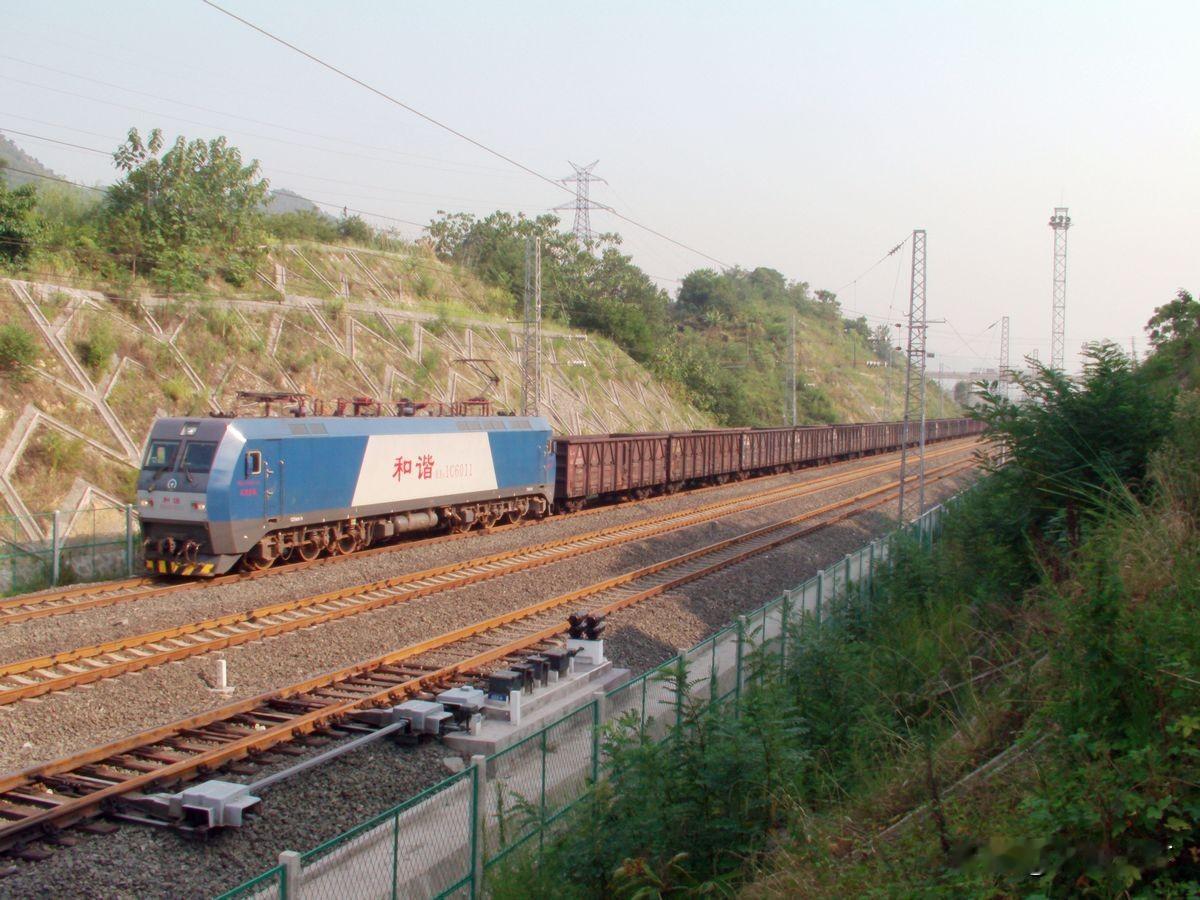 2011年8月在歌乐山站拍到一趟襄渝方向下行货运列车，全列敞车，后边的部分车厢是