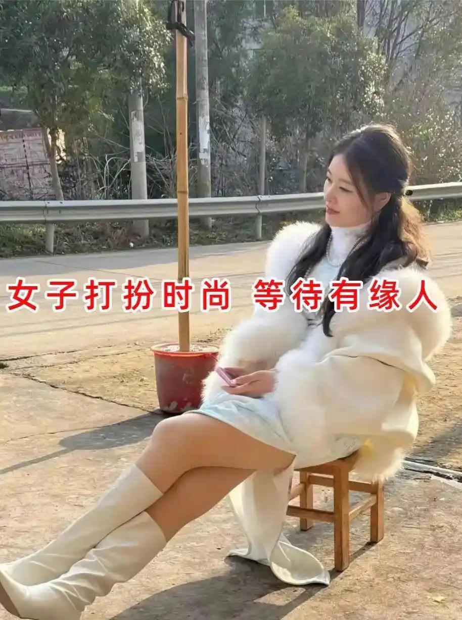 安徽阜阳有位二十六岁的农村姑娘回村相亲。她容貌出众，身姿高挑，一头浅黄色的头发，