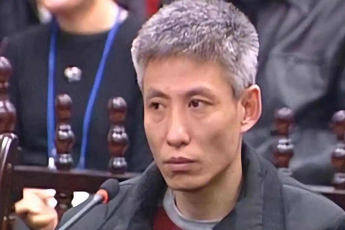 2003年，刘涌被执行死刑前十分镇定，苦笑看妻子、拒绝更换新衣服，押到殡仪馆抬进